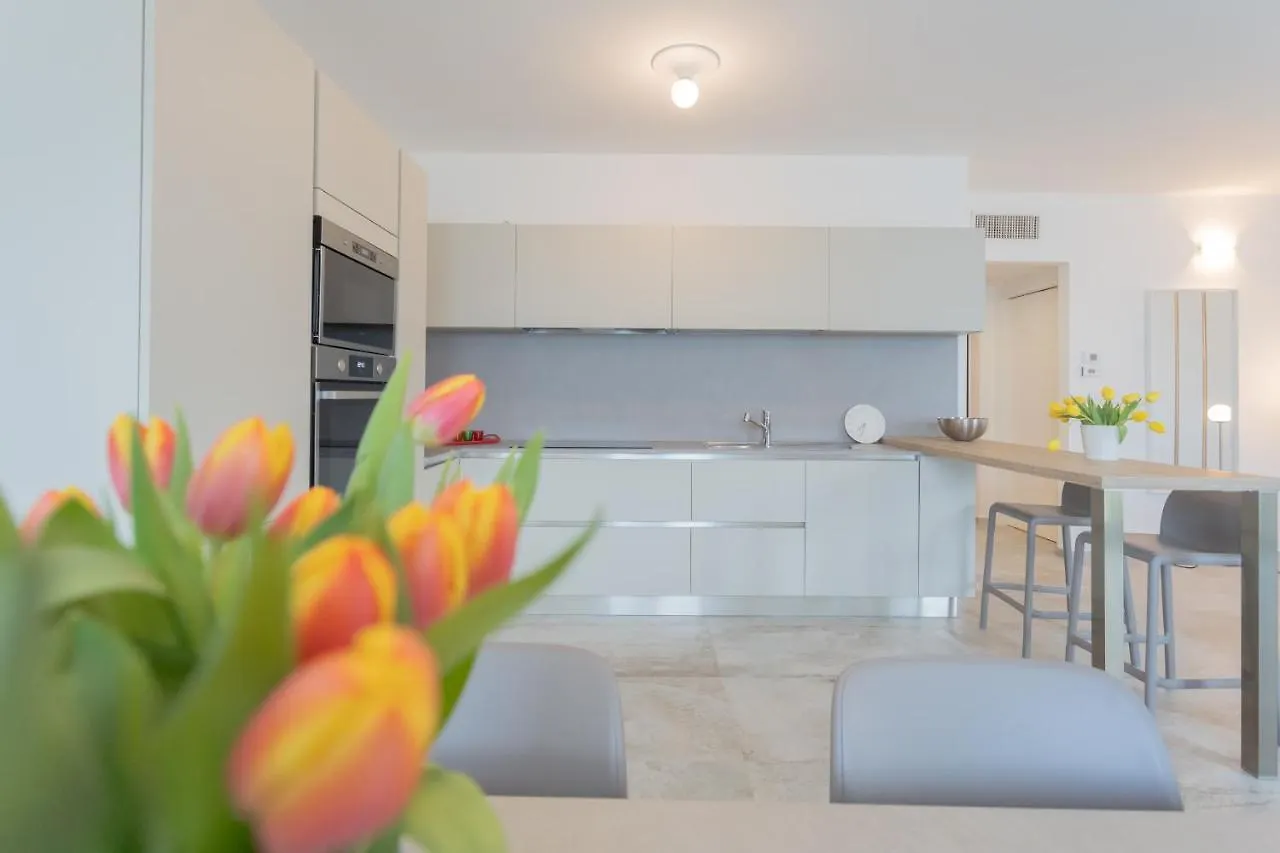 Dream Lake Apartments Lake View - Private Beach By Rent All Como Лезено